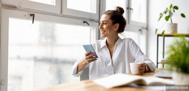 357_akp1802rpo Frau mit Handy und Kaffee